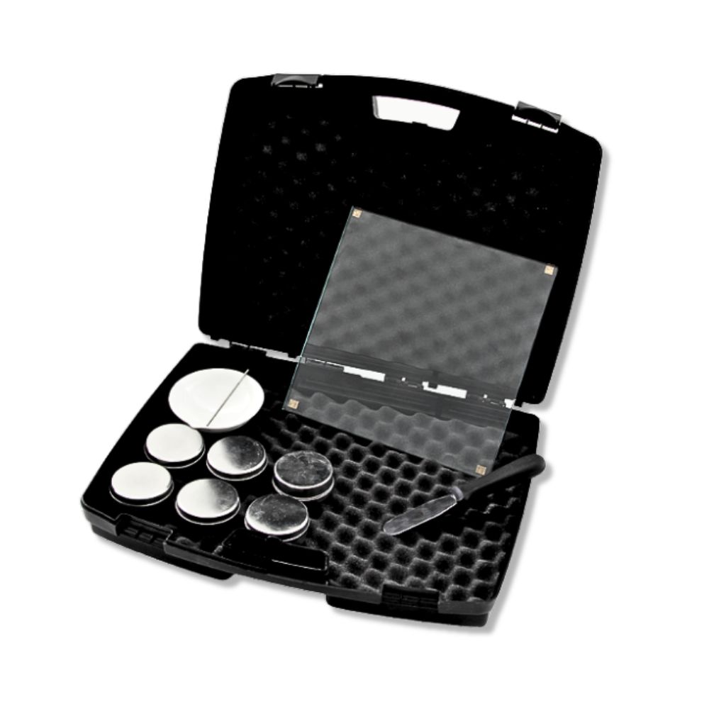 Mallette complète pour essai de limite de plasticité comprenant une plaque de mesure en verre, des boîtes en aluminium, une capsule en porcelaine et un calibre métallique - CTRMAT.